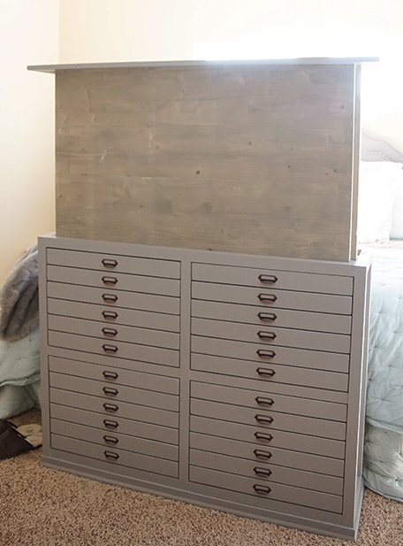 Proyecto DIY de armario de televisión oculto | Behr