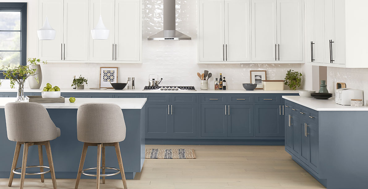 cocina azul moderna, cálida y acogedora